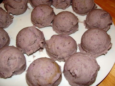 Mashed potato balls, cafeteria style (pre-smooshing)